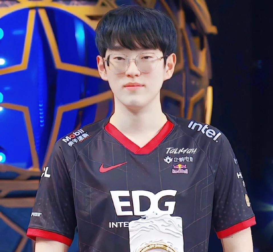 战术调整引发热议！，Scout在IG比赛中锐不可当热度持续攀升的简单介绍