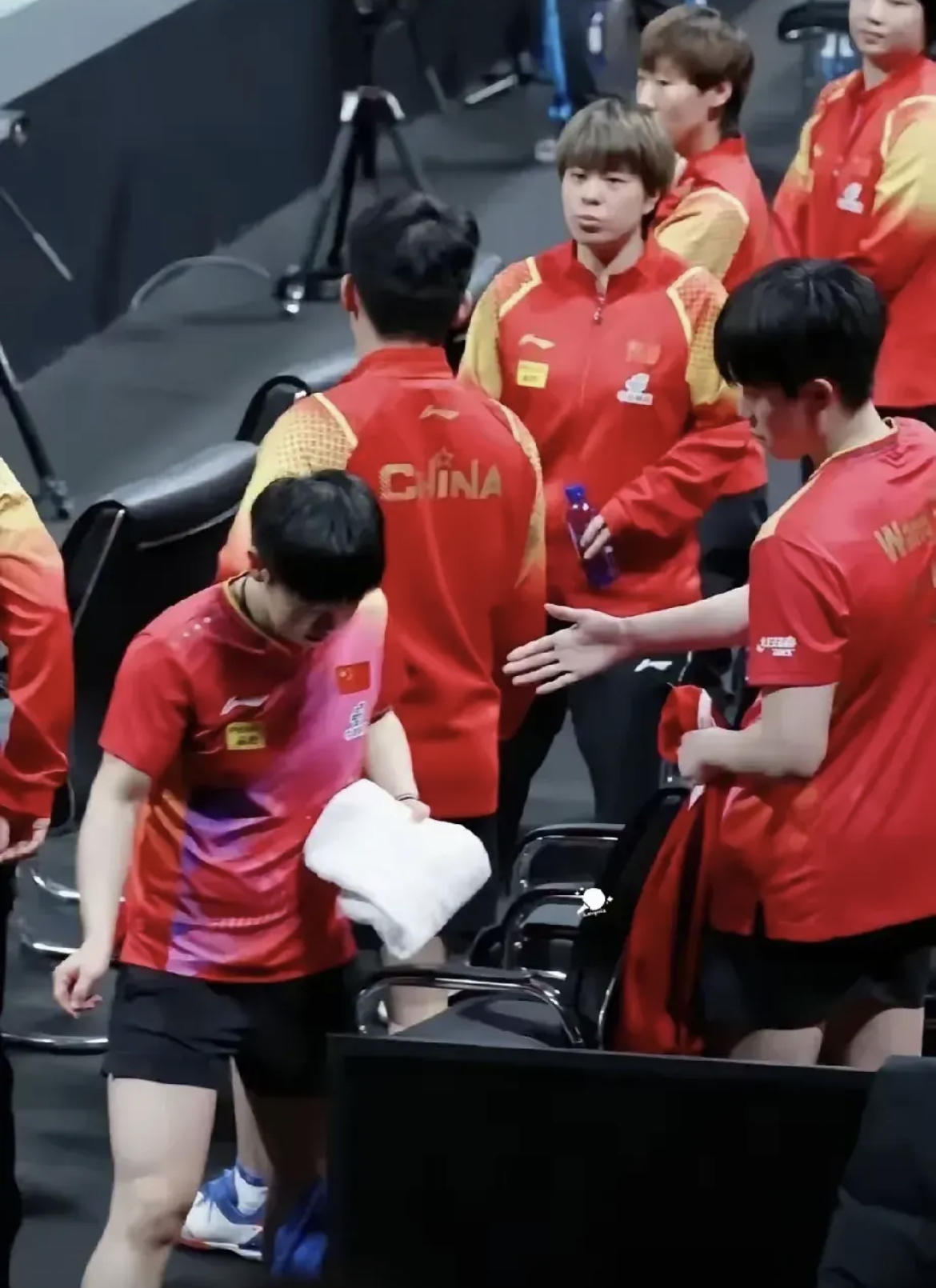 包含阿斯顿维拉发布备战花絮；窗口期外线爆发；CBA常规赛任务艰巨；身体对抗强度拉满的词条