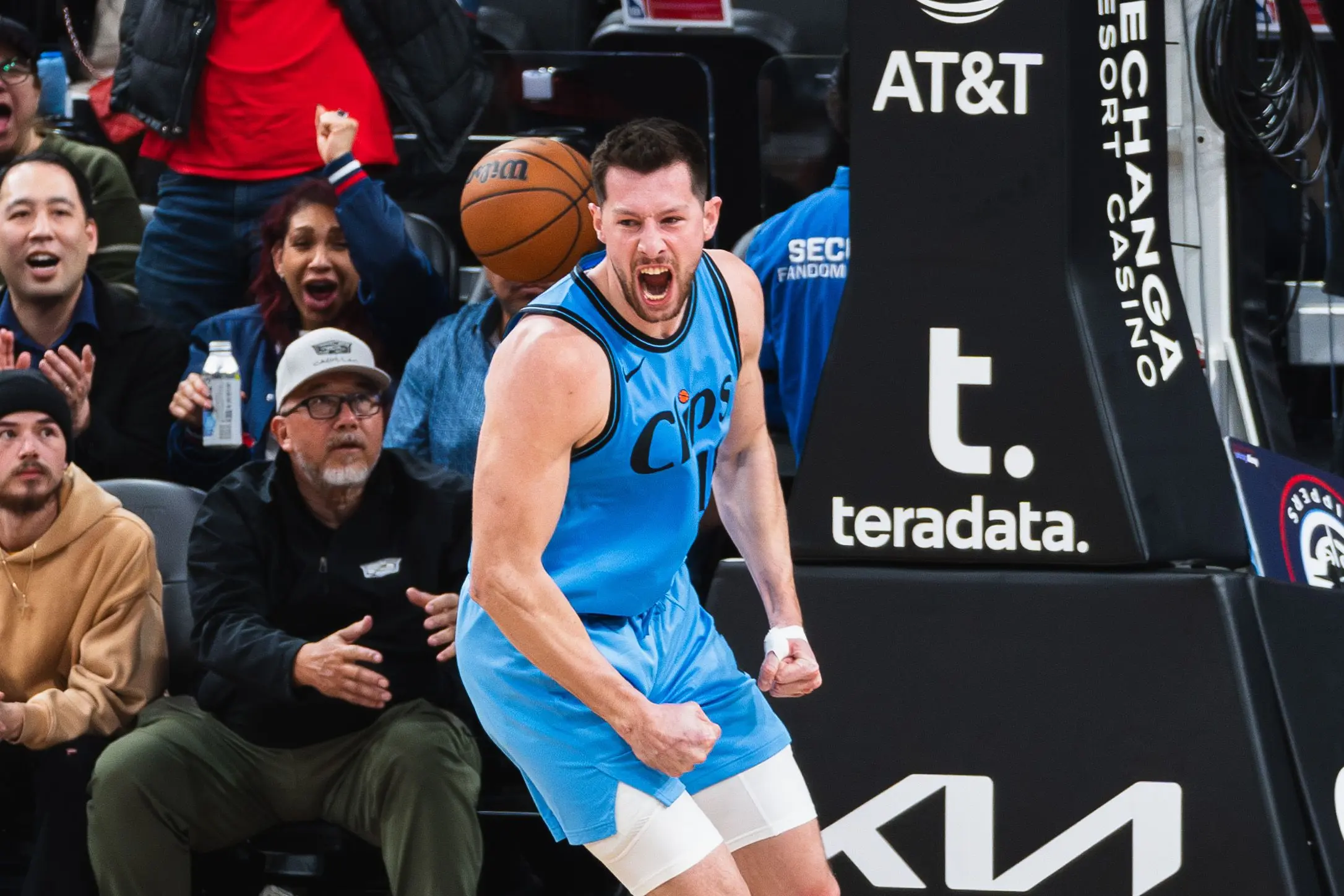 爱游戏体育-洛杉矶快船内部会议纪要流出——今夜迎来里程碑，NBA季后赛使命明确，轮换策略成焦点-爱游戏体育