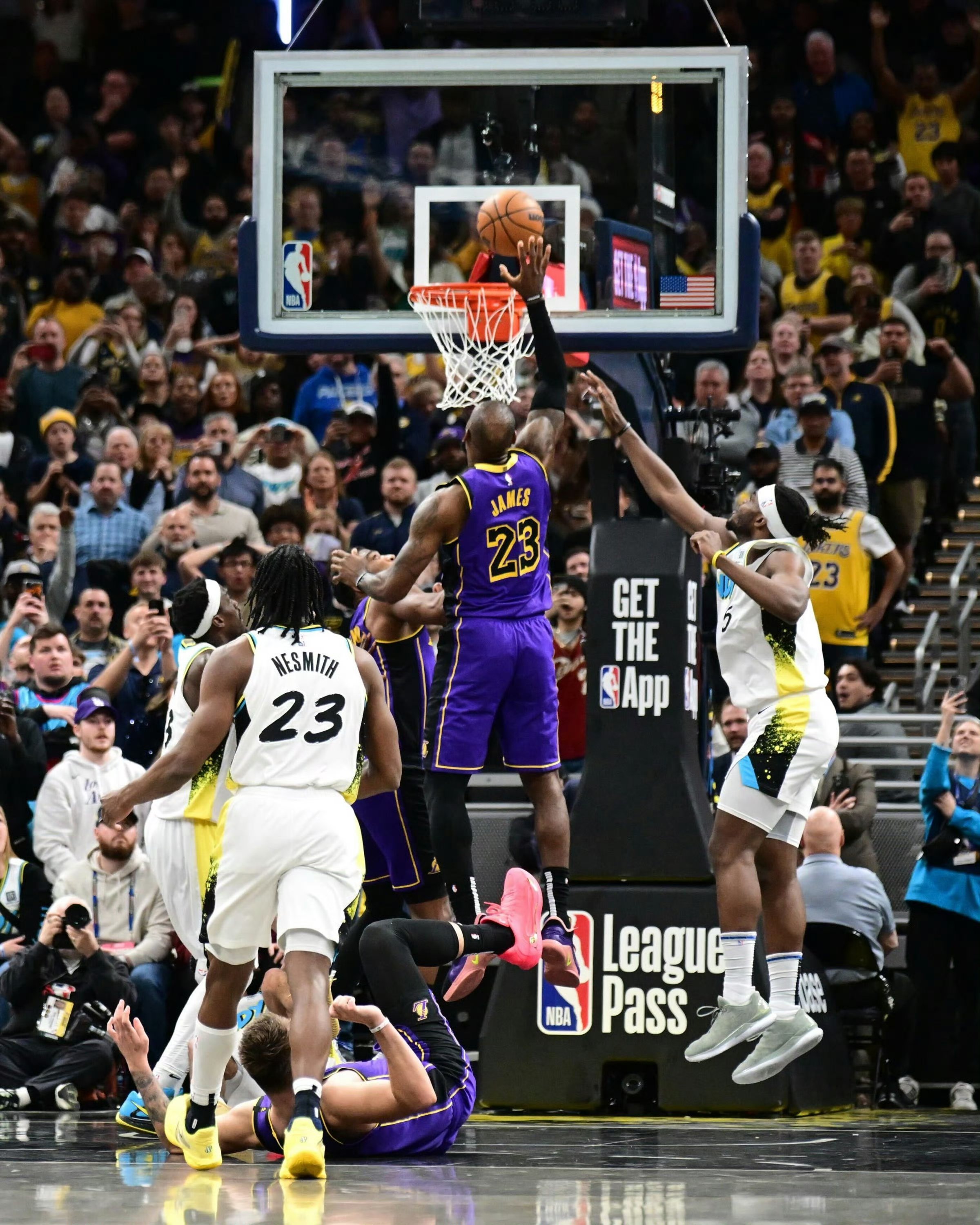 关于斯图加特迎NBA季后赛关键赛，冲刺阶段篮板制胜，气氛紧张，赛程密集仍需轮换的信息