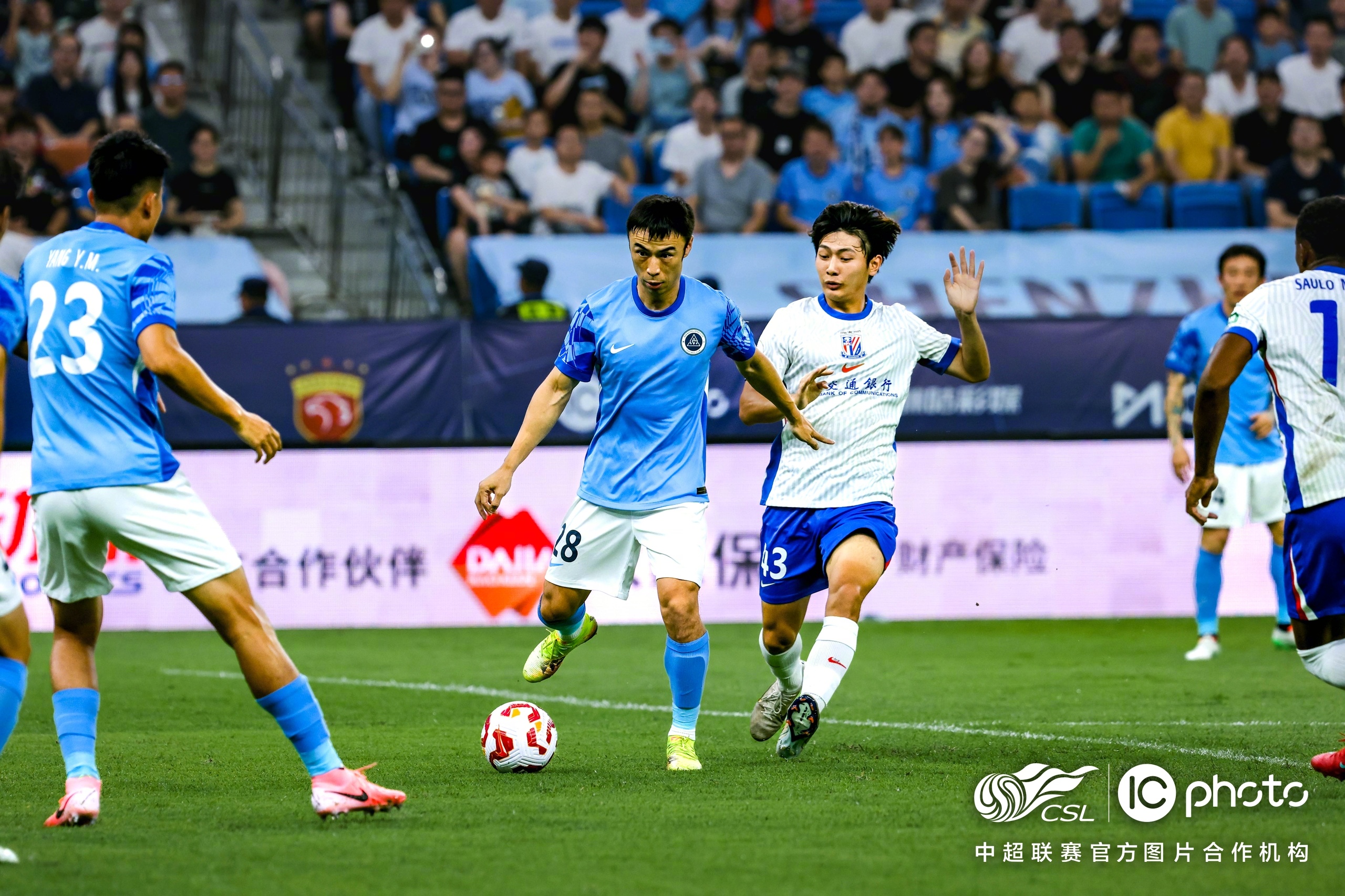 上海海港迎中超关键赛；清晨单刀错失；压力陡增；更衣室氛围转暖