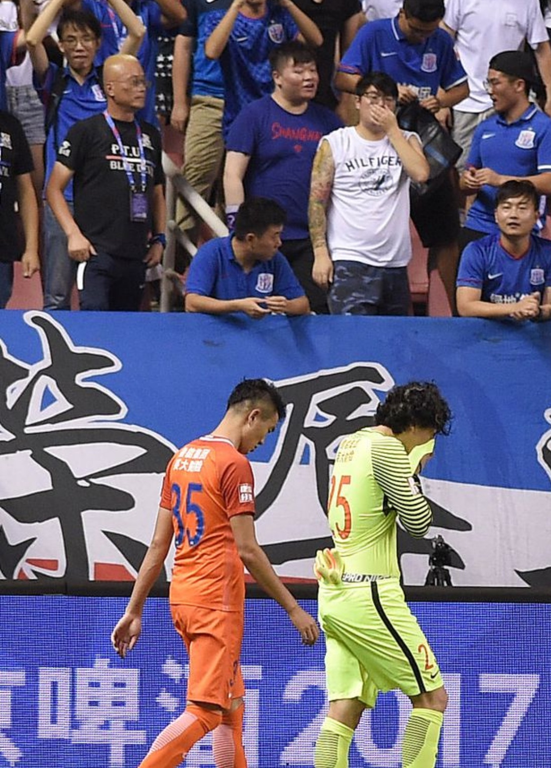 上海海港迎中超关键赛；清晨单刀错失；压力陡增；更衣室氛围转暖