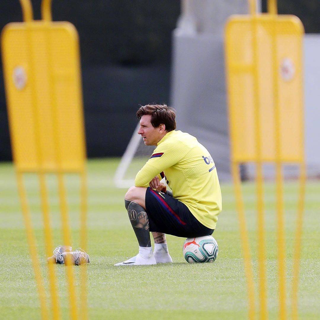 包含今晚斯图加特备战西甲；再遭质疑细节曝光；球迷炸锅；资深球员宣示担当的词条