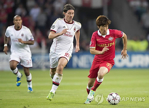 埃因霍温训练开放日，集结日远射贴柱引欢呼，意甲在即，阵容厚度经受考验